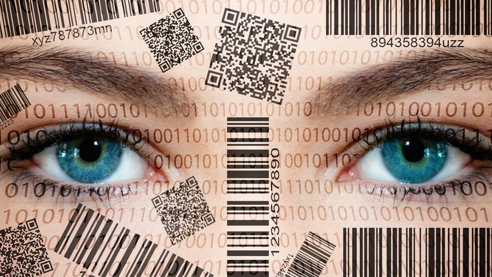 Das Gesicht einer Frau ist mit verschiedenen Daten in Form von Barcodes und QR-Codes übersäht.